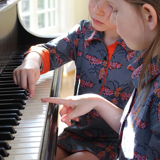 nora and etta in my ultimate @oliverands mashup: #jumpropedress as the base with #bookreportdress shirt tail hem, sleeves from #librarydress and pockets from #playtimedress  #kidsewing #psimadethis #patternmixing #indiepatterns