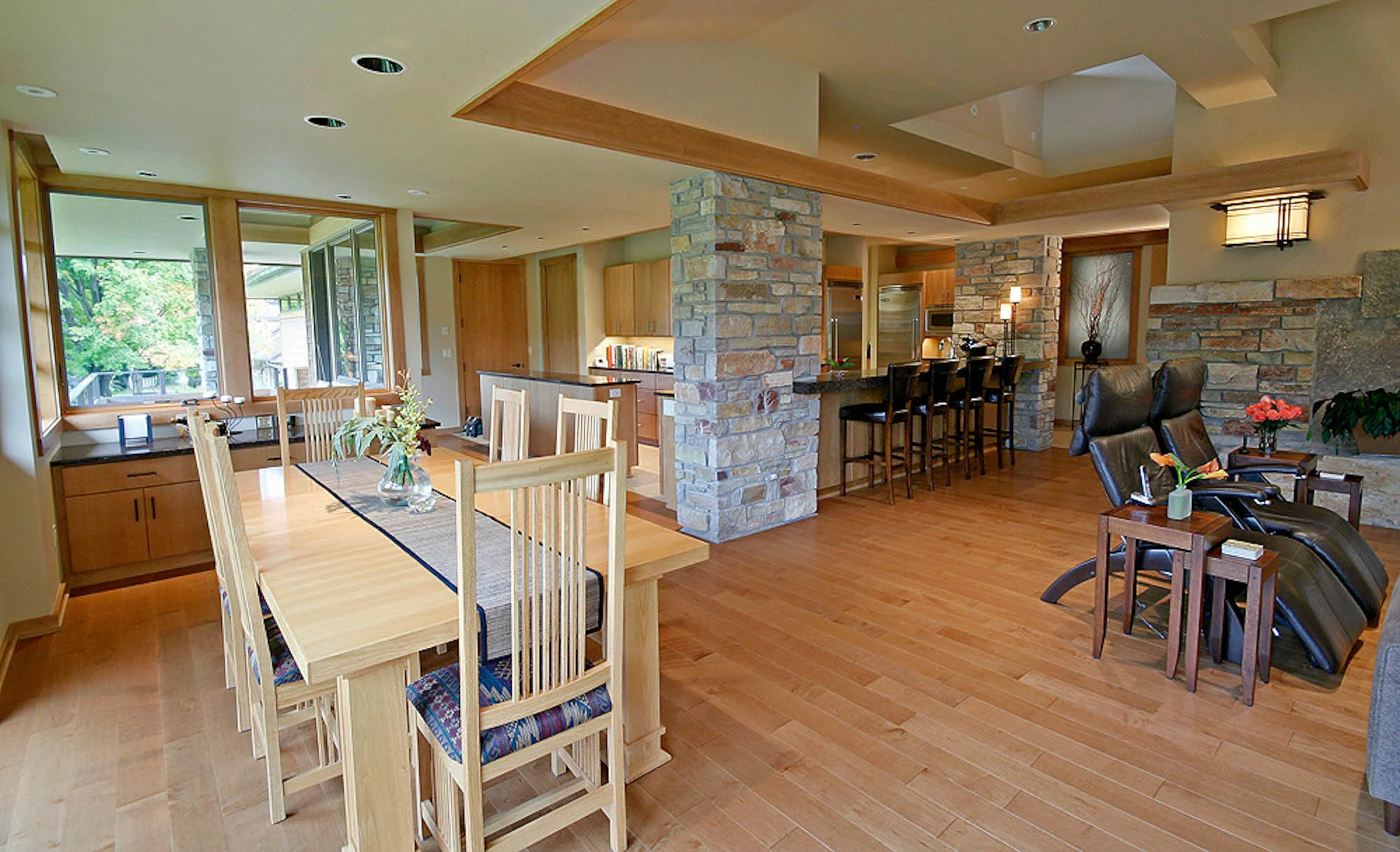 VTS-03-dining-sm.jpg
