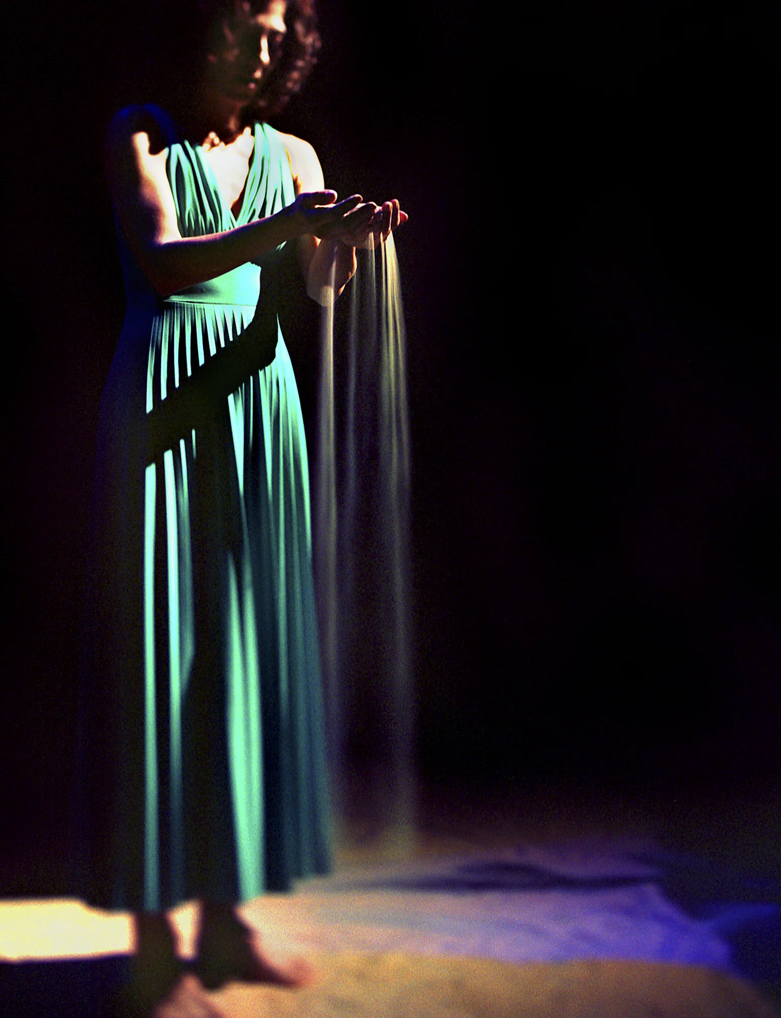 Juliana derramando areia.jpg