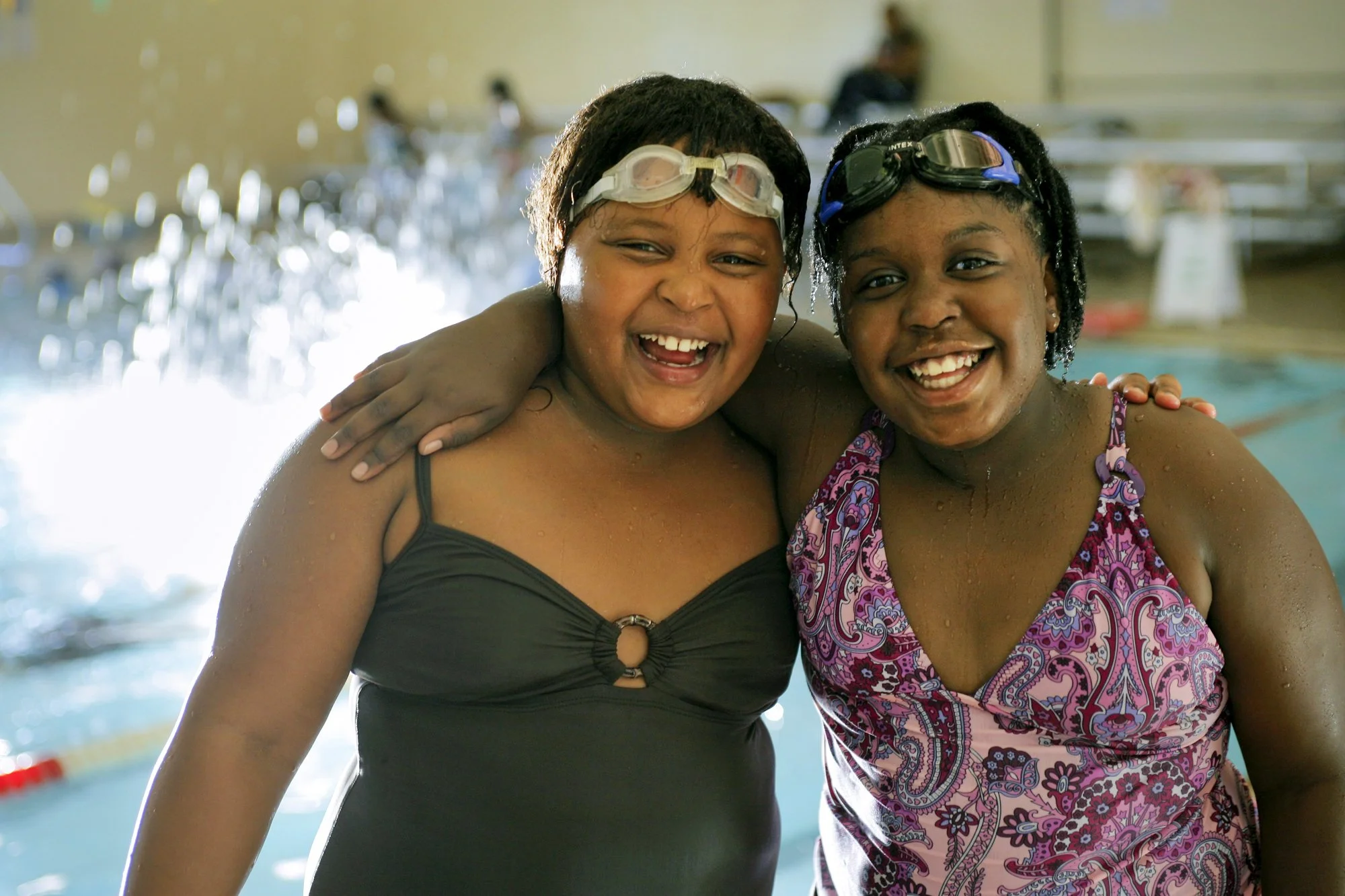 Girls at the pool_06.jpg