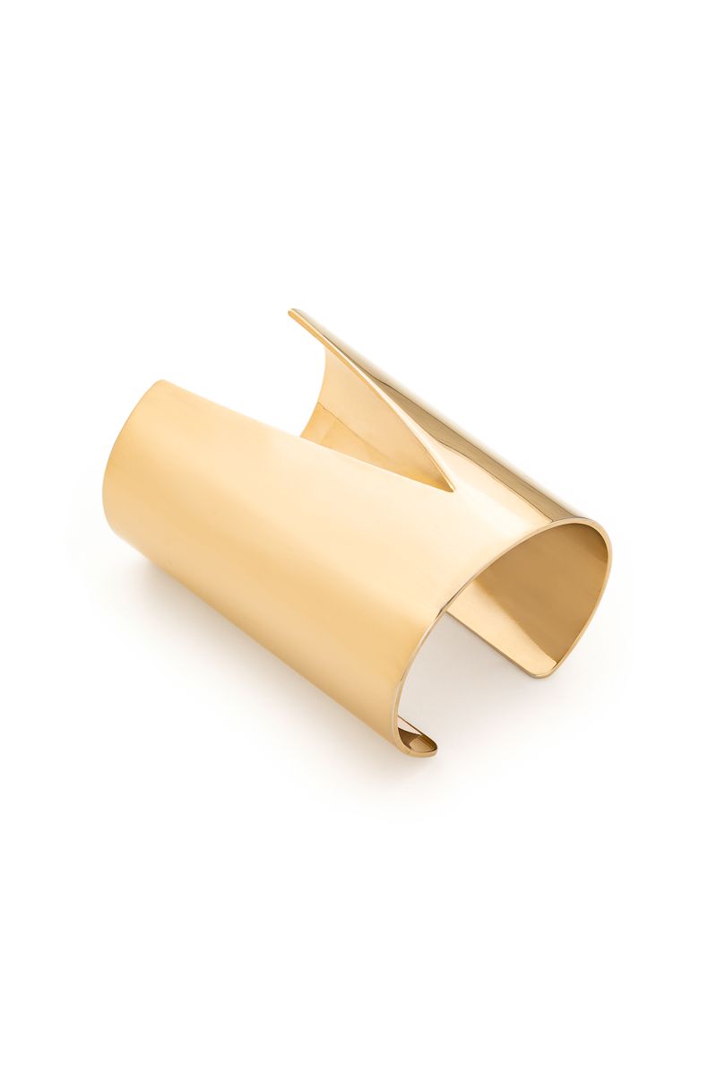 All gold styles in the collection feature 18K true gold plating that have added layer thickness to limit the effects of wear and tear with prolonged usage.