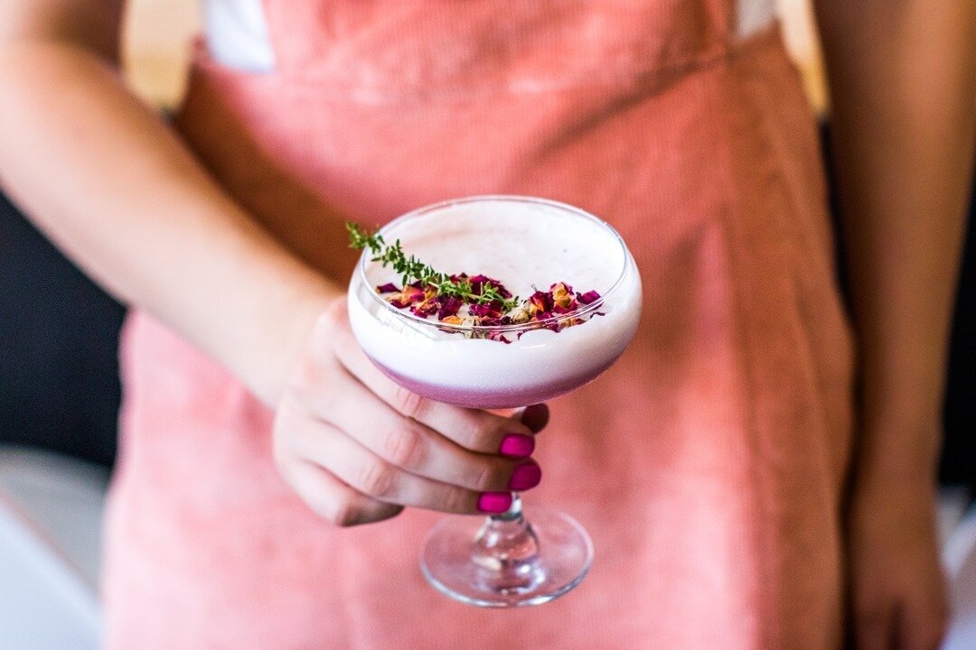 Looking for alcohol-free ways to celebrate? Loving this mocktail #recipe by @me_baird for @juna.world The perfect option with or w/out alcohol - I'm going without + a splash of @drinkolipop to make it festive!⠀⠀⠀⠀⠀⠀⠀⠀⠀
⠀⠀⠀⠀⠀⠀⠀⠀⠀
Hibiscus Grapefruit N