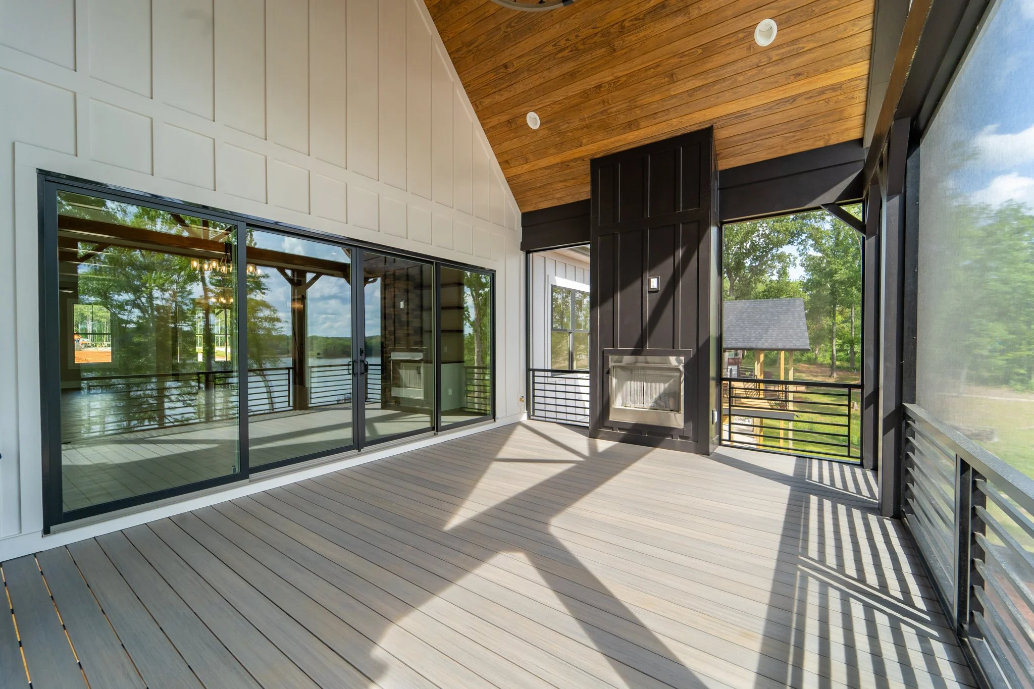 ScreenedPorch02.jpg