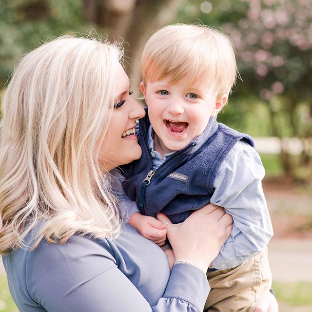 My very talented friend @deborahmichellephotography took family photos for us today! We had so much fun and Debby is so talented and sweet. I love her big for making us look good! Go see my stories, I shared more of them there 🖤 (Also shoutout to @c