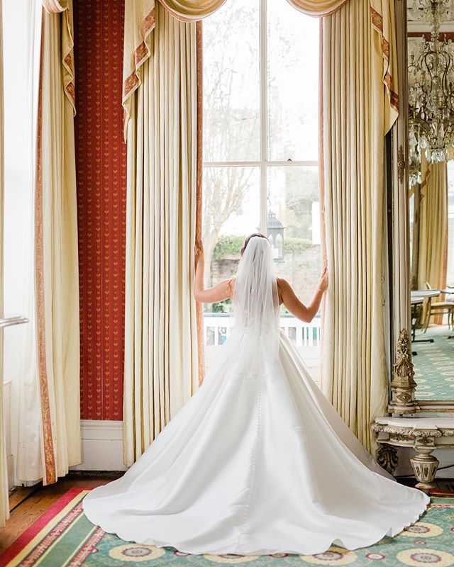 Finally sharing Katelyn&rsquo;s bridal portraits at @theezellhouse!! She wanted this classic window shot and I think it&rsquo;s one of my favorite bridal portraits ever! 😍