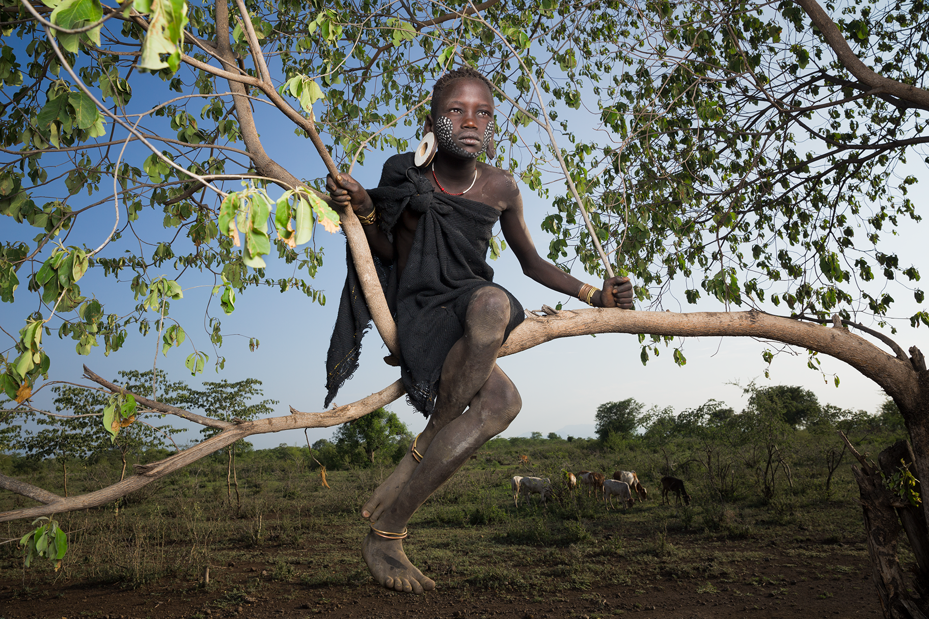 Mursi_Girl_Tree_branch.png
