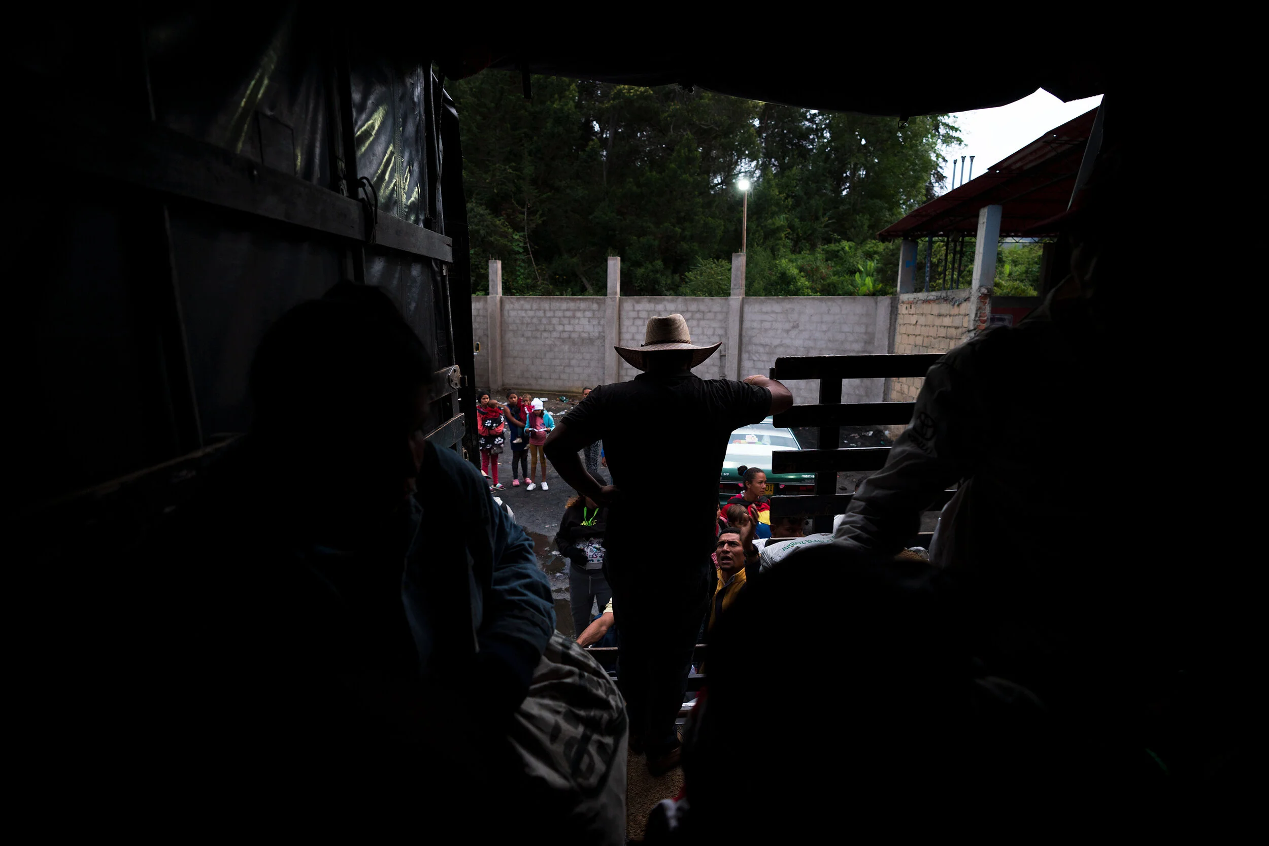 Venezuelans_hopping-on_truck_WEB_DSC7896.jpg