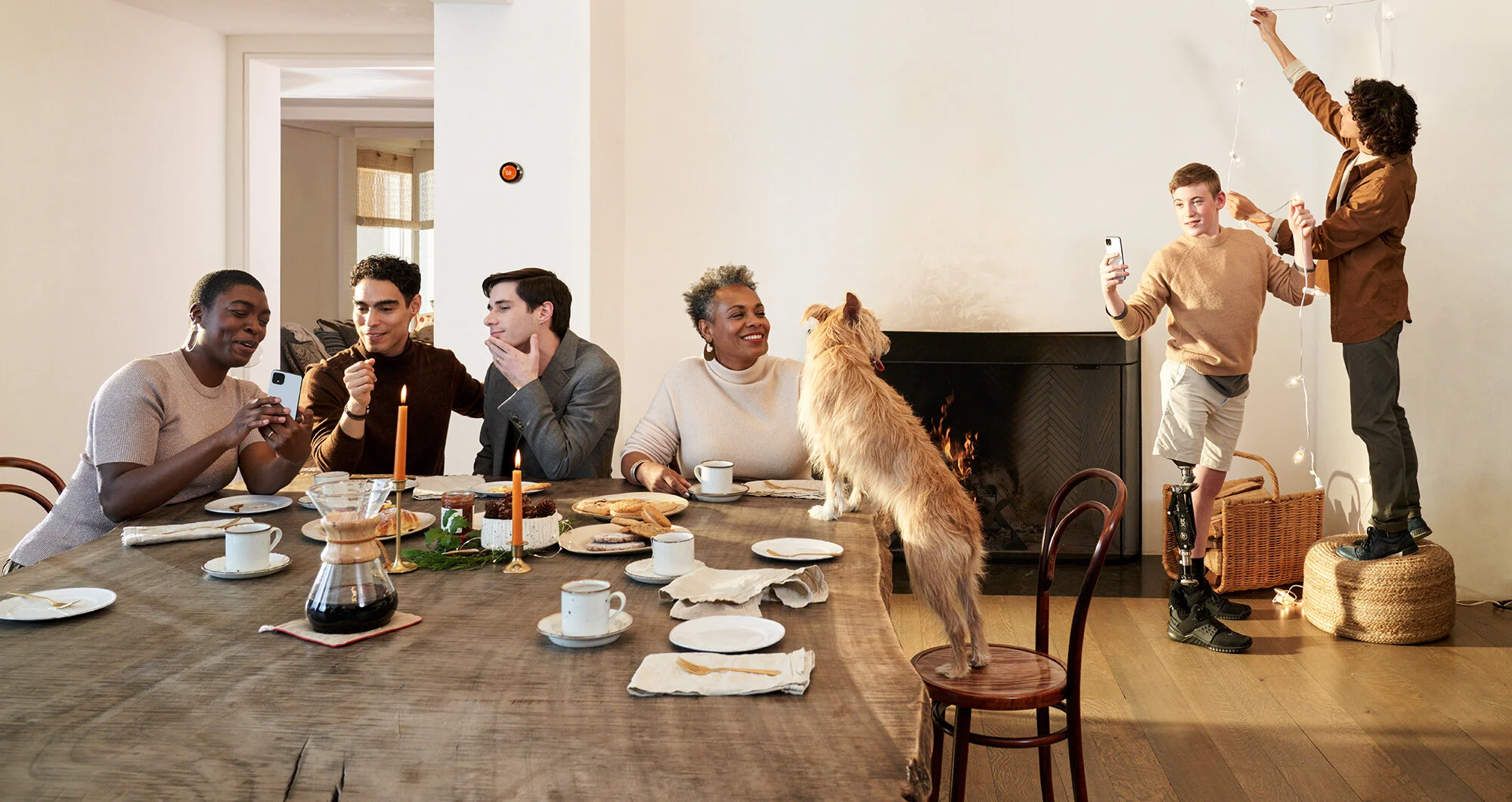 19-8888-0368-Holidays-Scene_06_Shot_11_Family_0659_R07_US_Desktop.jpg
