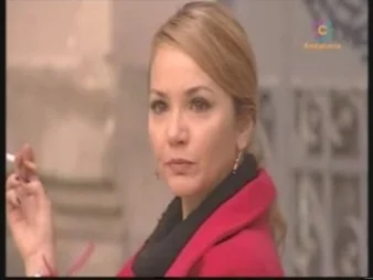 Arrayán abrigo rojo fumando.jpg