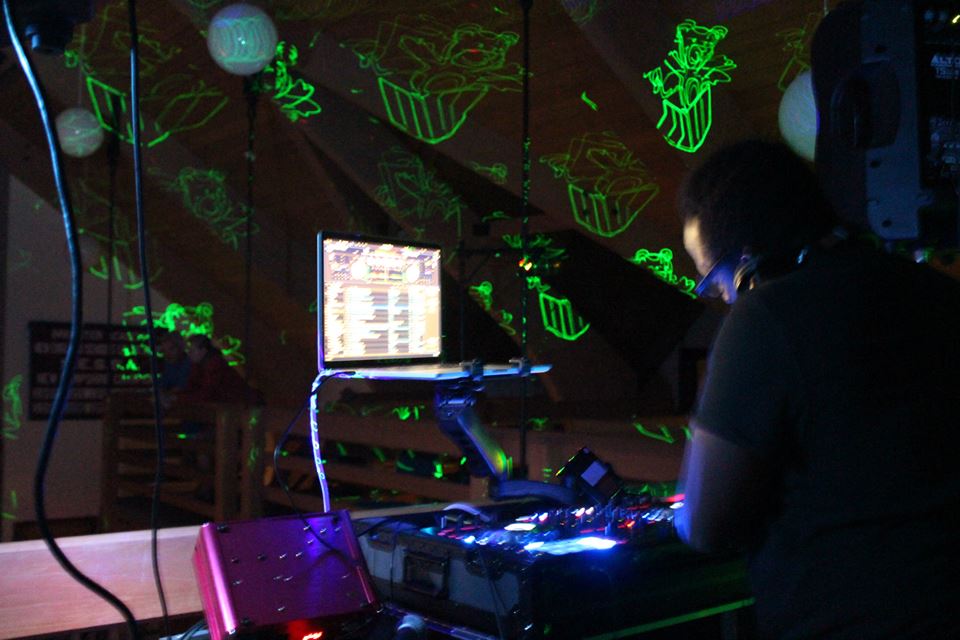 DJ+Shamar+At+Mixing..jpeg