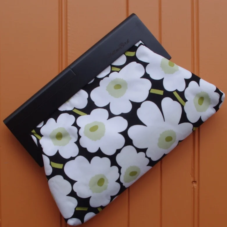 Marimekko_Unikko in Black B (Large)_thumbnail.jpg
