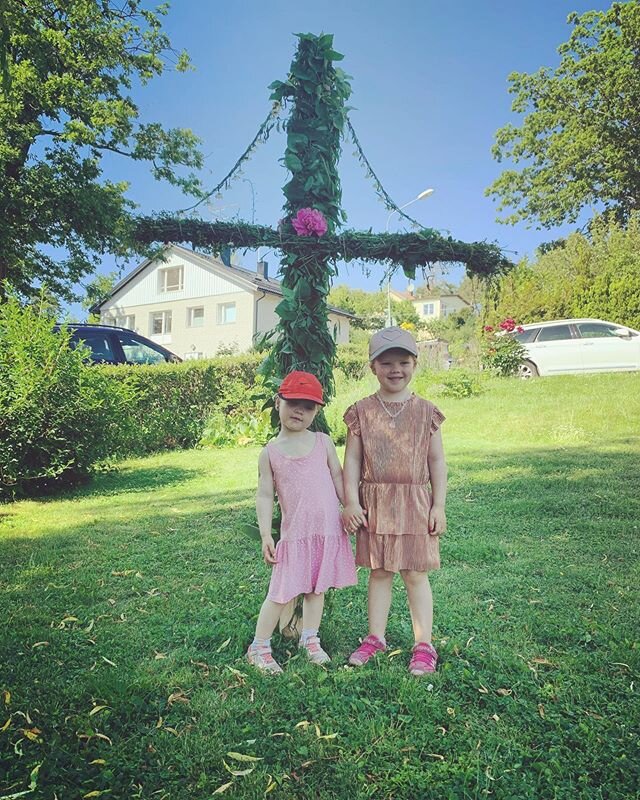 When  you can&rsquo;t go anywhere for midsommar you just make your own midsommarst&aring;ng #2020 #summer #sisters #family #life