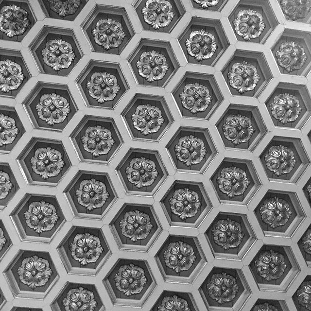 17th-century ceiling at the National Palace of Queluz

#portugal #ceiling #pattern #villa #palacio #palace #historic #beehive #hexagons #antique #historic #queluz