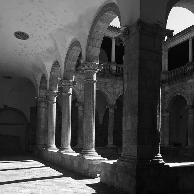 Atrium of the medieval church in Viseu, Portugal 🇵🇹 #viseu #church #cathedral #historic #holyplace #portugal #shadowhunters #shadows #columns #colonnade #arches #medieval #medievalarchitecture #historic