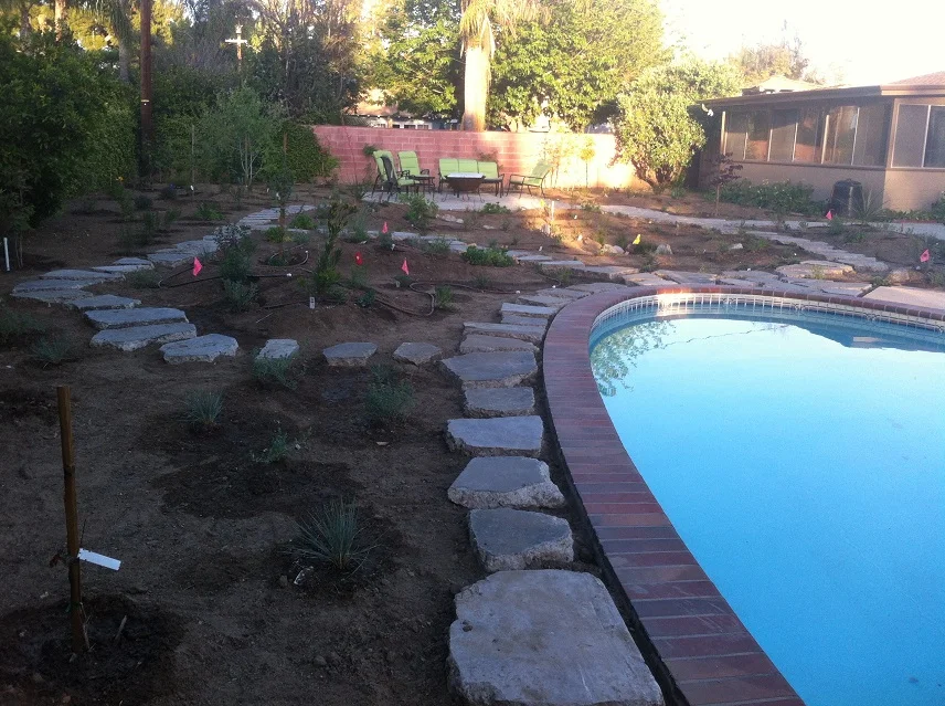 29b - Back Yard Planting Mulch Hardscape.JPG