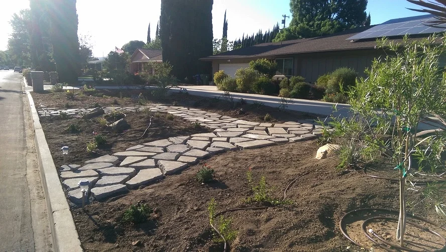 16 - Front Yard Planting Mulch Hardscape.jpg