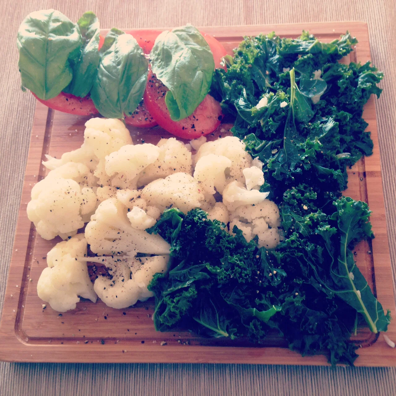  Steamed cauliflower, kale and tomato with basil 