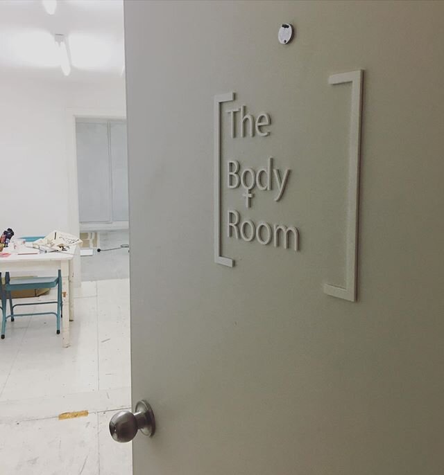 Goodnight Body Room&mdash; we&rsquo;re all set to have our first guests tomorrow!  @moyacrockett @veritybabbsart @nicoladunsbee @thenewearthartschool @peckhamlevels @peckhamplatform @thefeministlibrary @allbright @the.wing @stylistloves #the_body_roo