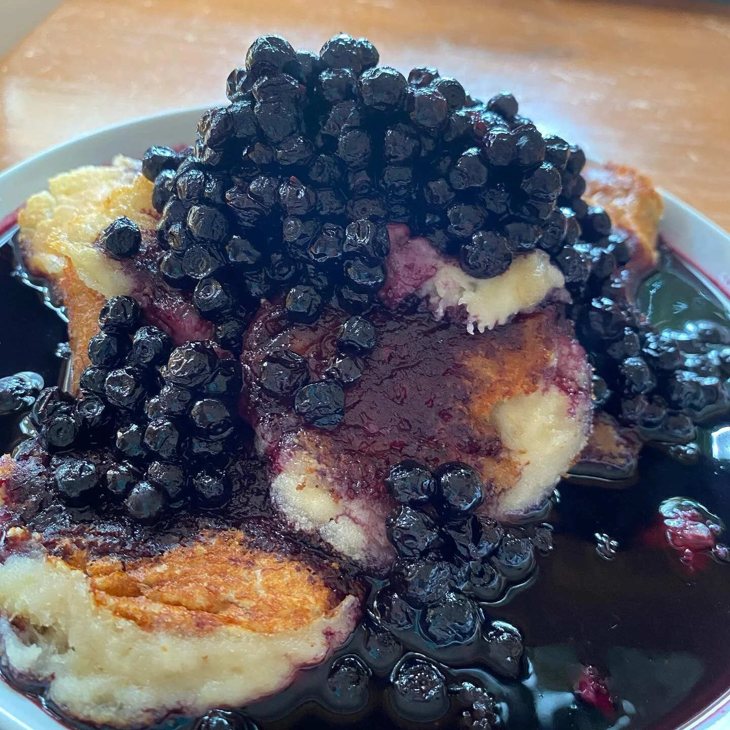 My first attempt at the @medicalmedium wild blueberry pancakes 😋 after a practice run couple of days ago with a friend (it was a disaster! More like self sauce pudding but yummy 😂) 
These are gut friendly and super easy to make! Patience is require