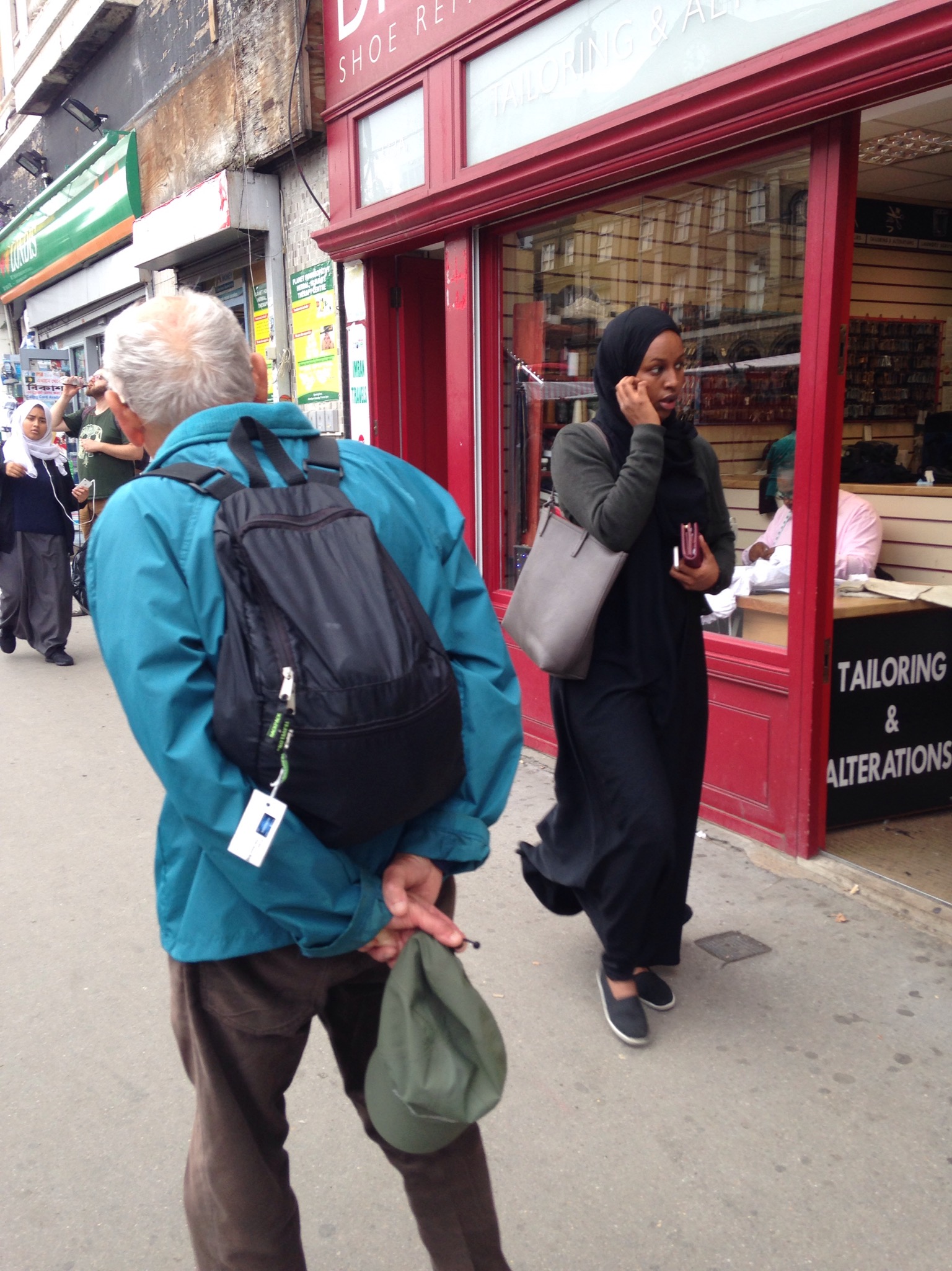  Fifteen minutes walk from our house is the Fox News "no-go-zone" of Whitechapel, a mostly Bengali neighborhood home to Britain's largest mosque. No go? Yes went! Is Pops more mystified by the woman's garb, or by the strange device she's holding to h