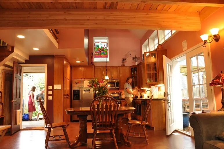 kols-dining-kitchen1.jpg