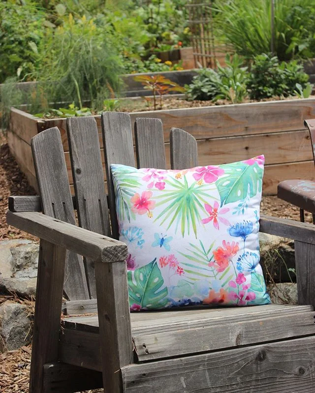Hope you’re enjoying your last bit of summer as we get closer to Labor Day weekend. I’m in the process of updating my website to bring you more products like pillows and art prints! I’ll keep you posted when it’s been updated. #pillowdesign #tropicalart #decorativepillows