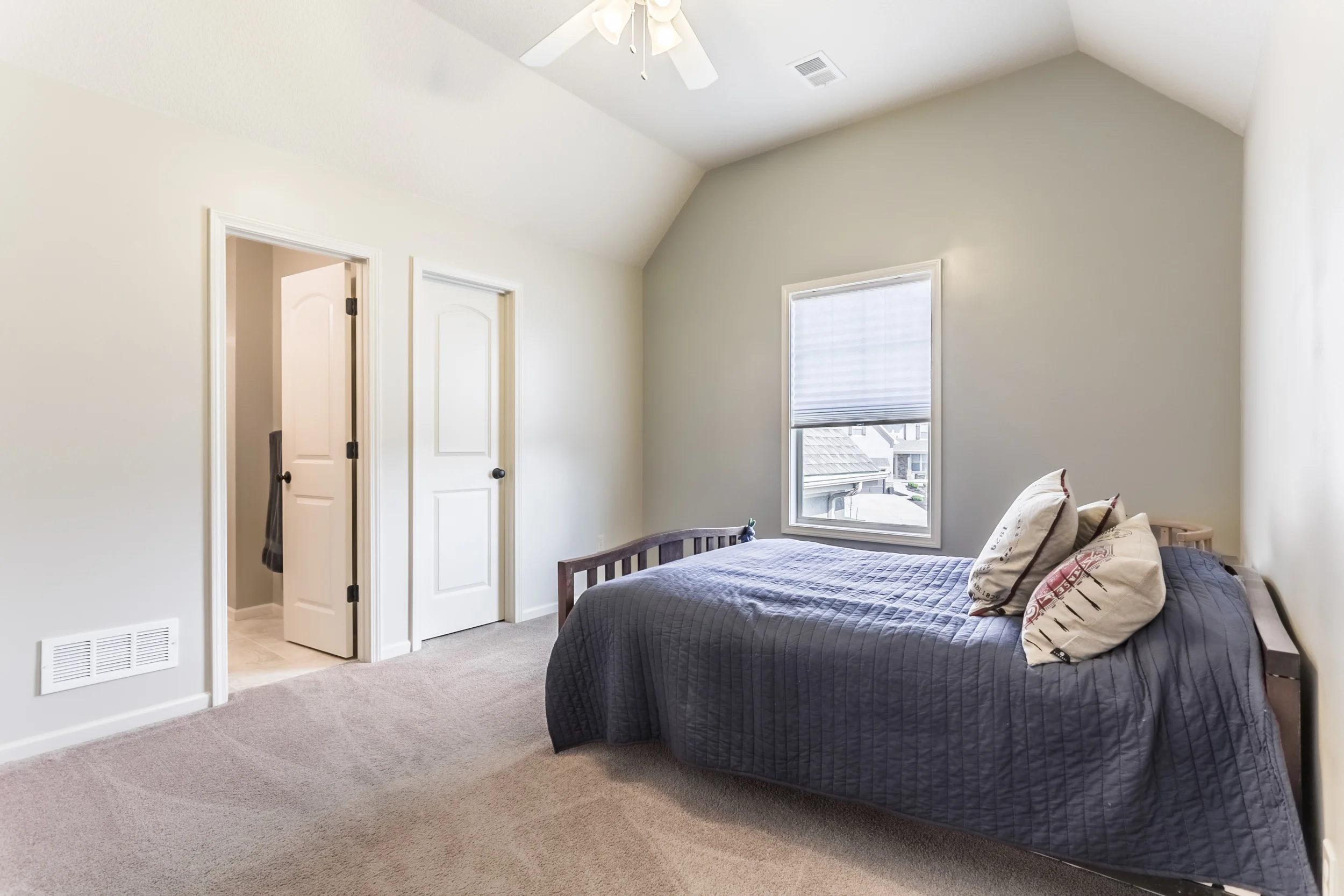 9302W162ndTer_201-HDR-1.jpg