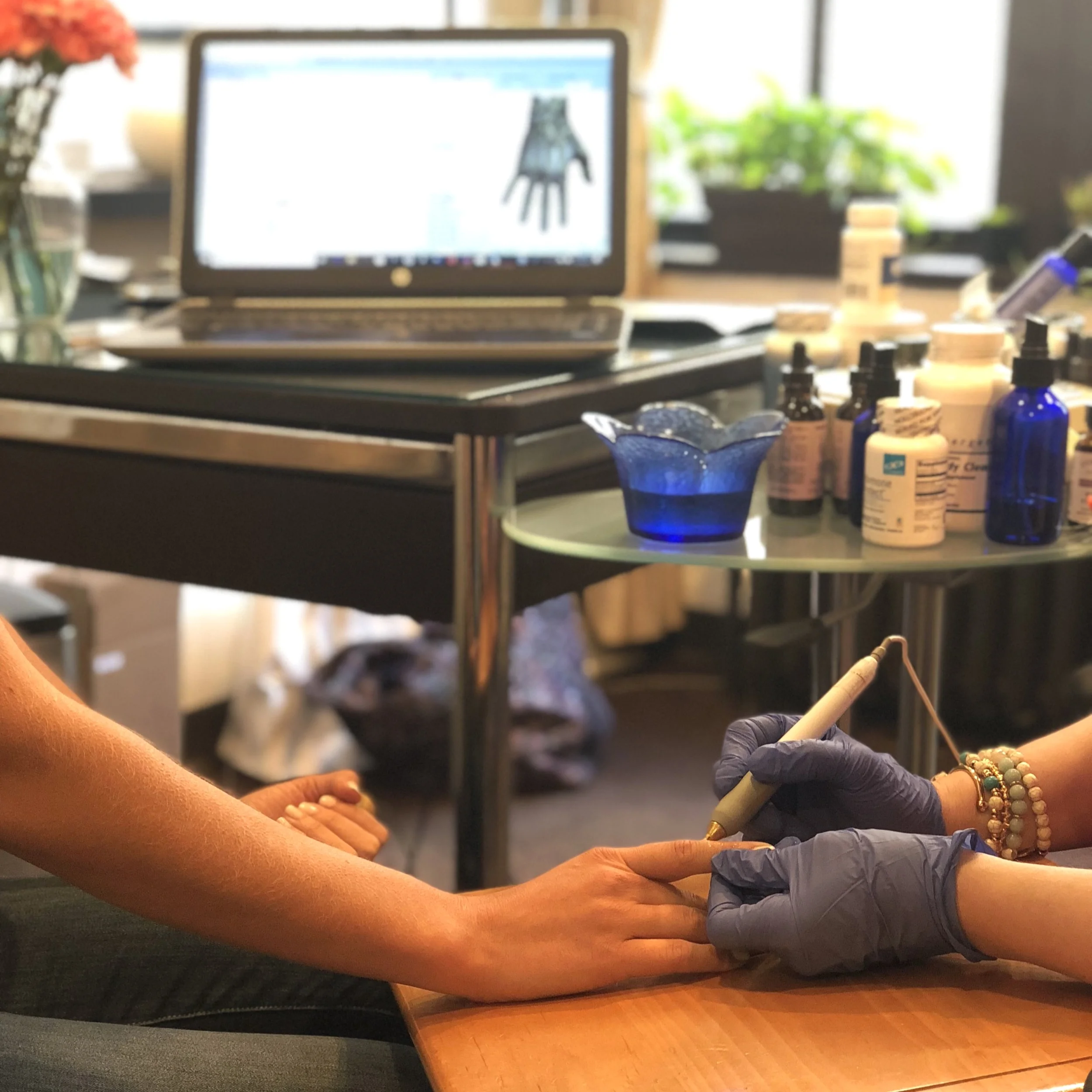 60 Minute E.A.V. Session: This non-invasive simple test is used to assess which toxins, viruses, or bacteria in the body need to be addressed. It can also be used to detect intolerances to certain foods, chemicals, or toxins. Once the scan is completed Nicole will recommend a combination of remedies which balance out the weakened area while working to create a customized wellness plan. ⠀
