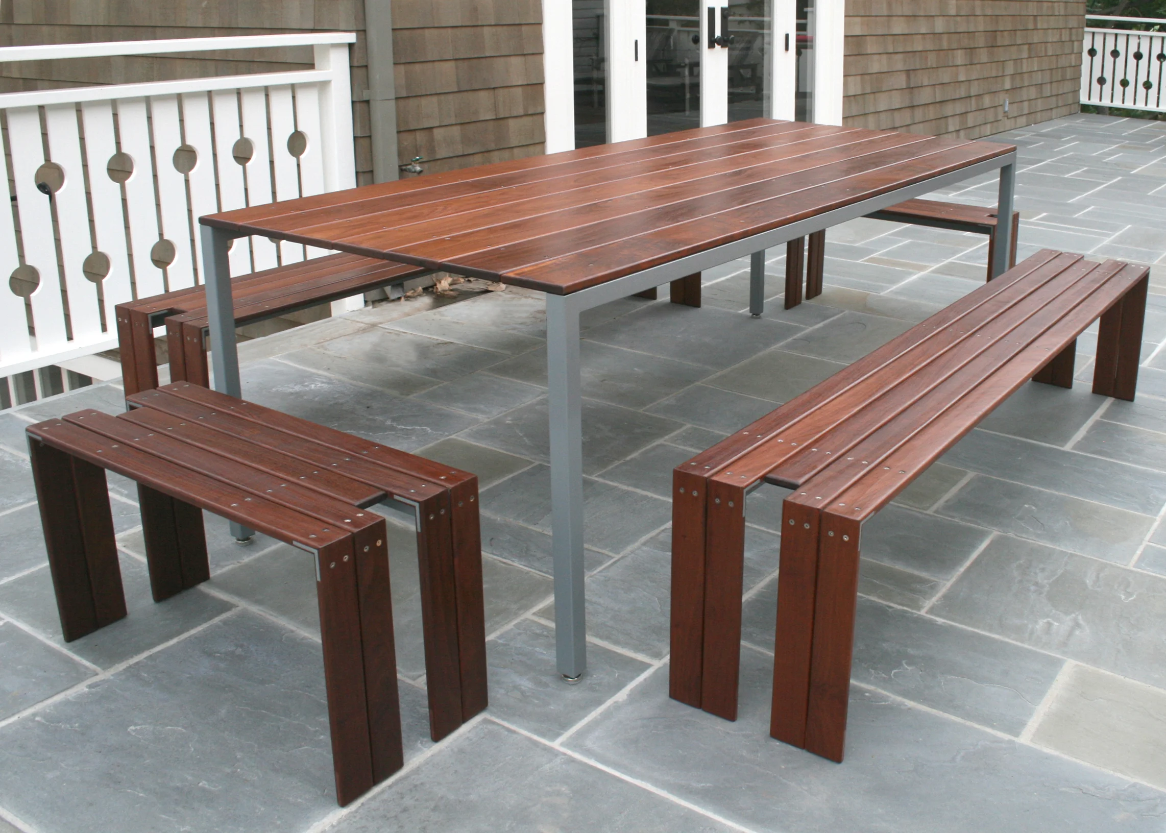   MALIBU TABLE   Outdoor dining set in ipé and powder coated steel. 