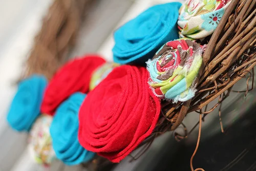 How to Tuesday: Rolled Felt Flower Wreath