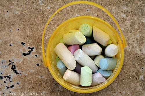 sidewalk-chalk-bucket