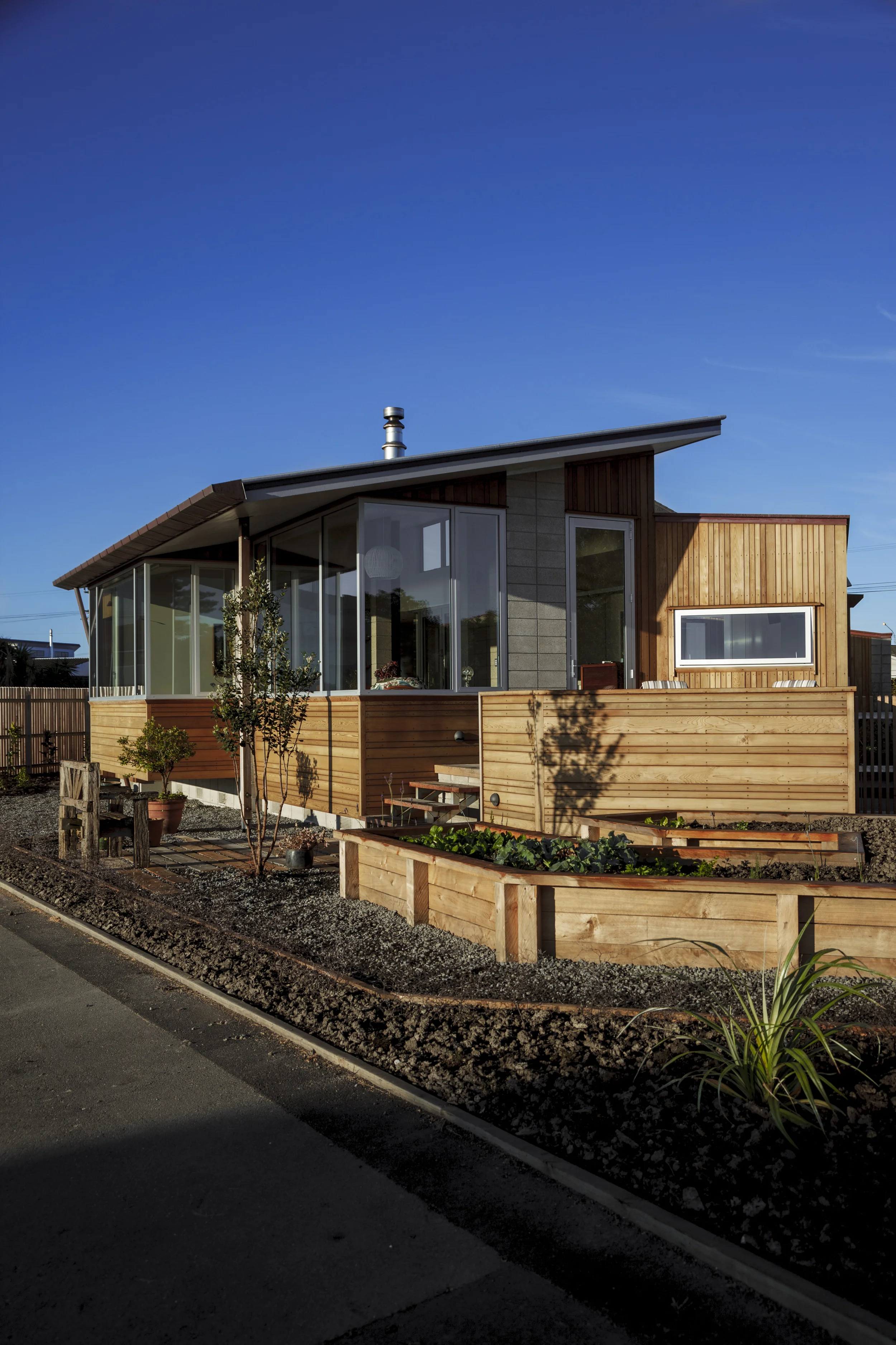 Photography: Jeff Brass  Construction: Brooke Faulknor