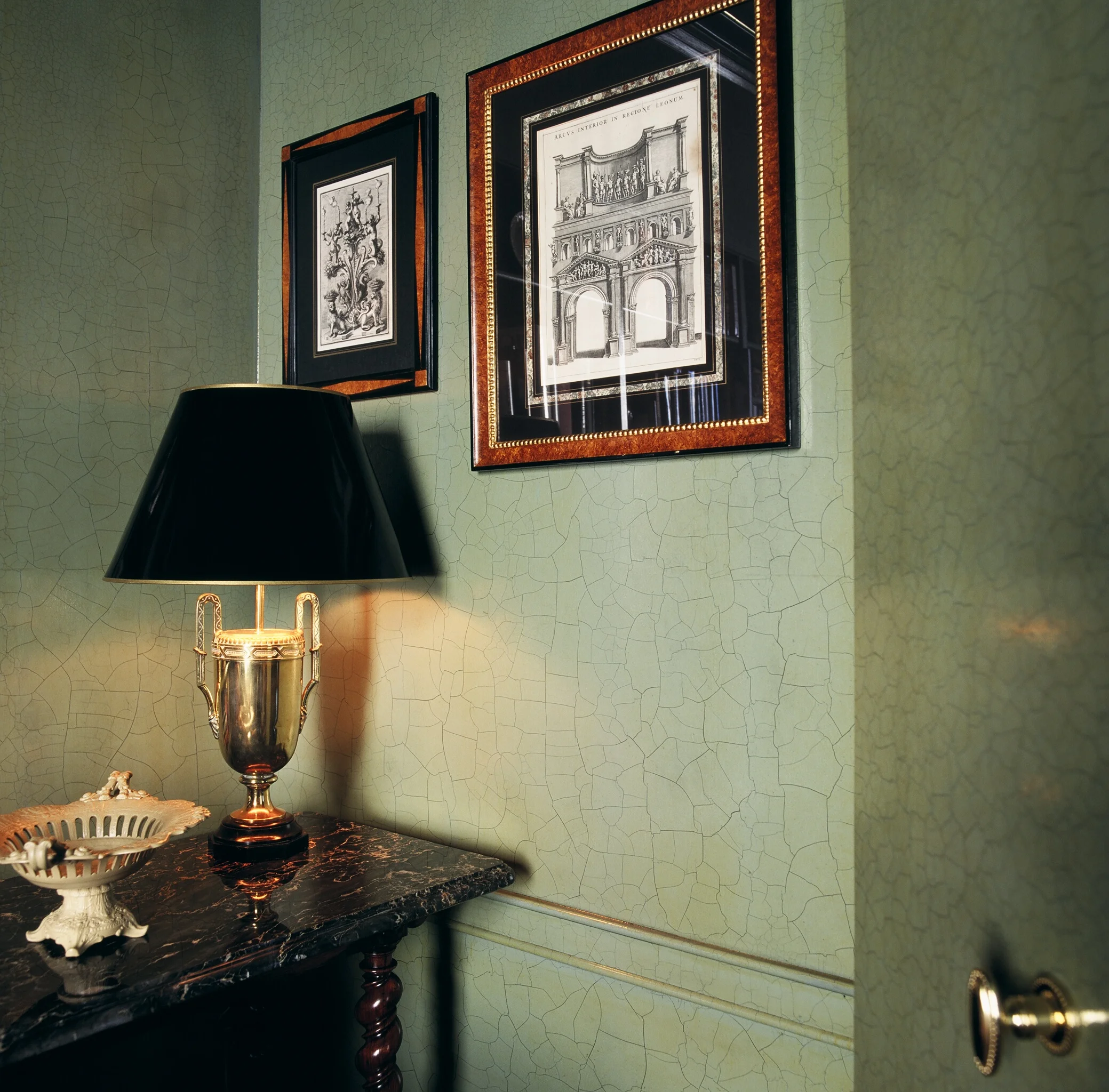   CRACKLE VARNISH ON WALLS  