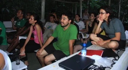 Luciano Moreira and Glaucia del Rio (foreground) in the lecture hall (Photo by Francisco C. Diniz.)