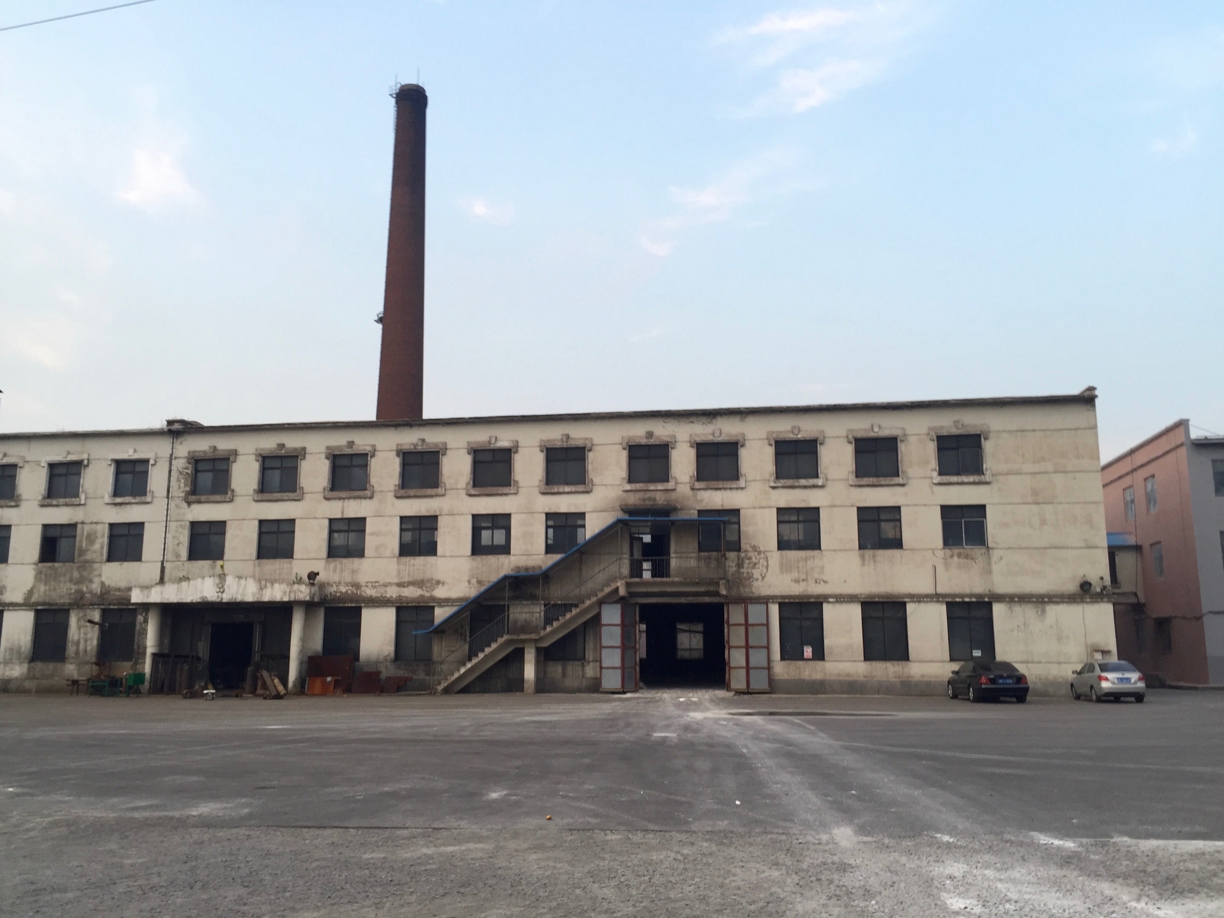  Another part of the glass factory. &nbsp;This building wasn't in use. &nbsp; 