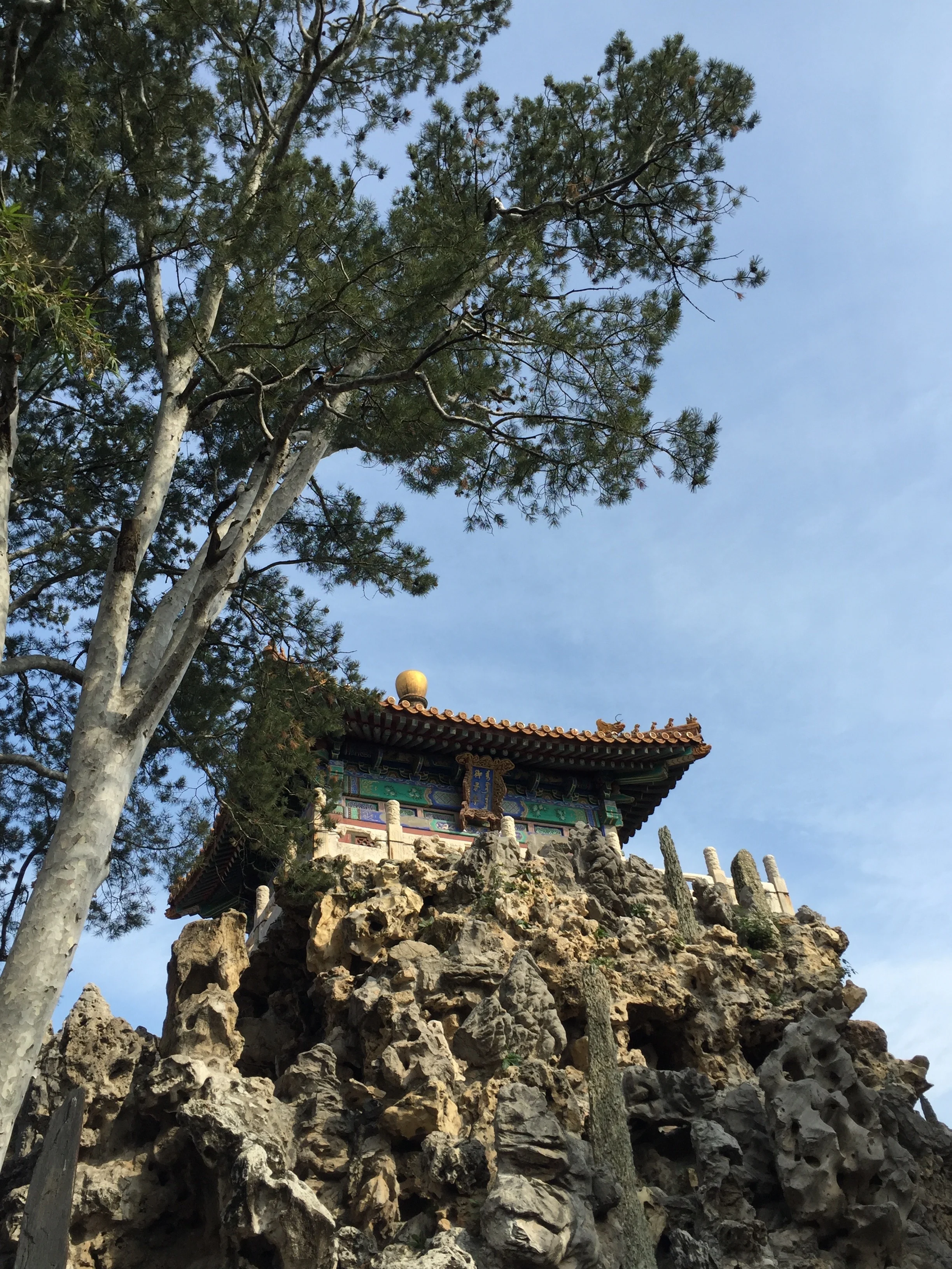 Decorative rocks are very important in signifying wealth in Chinese culture. 