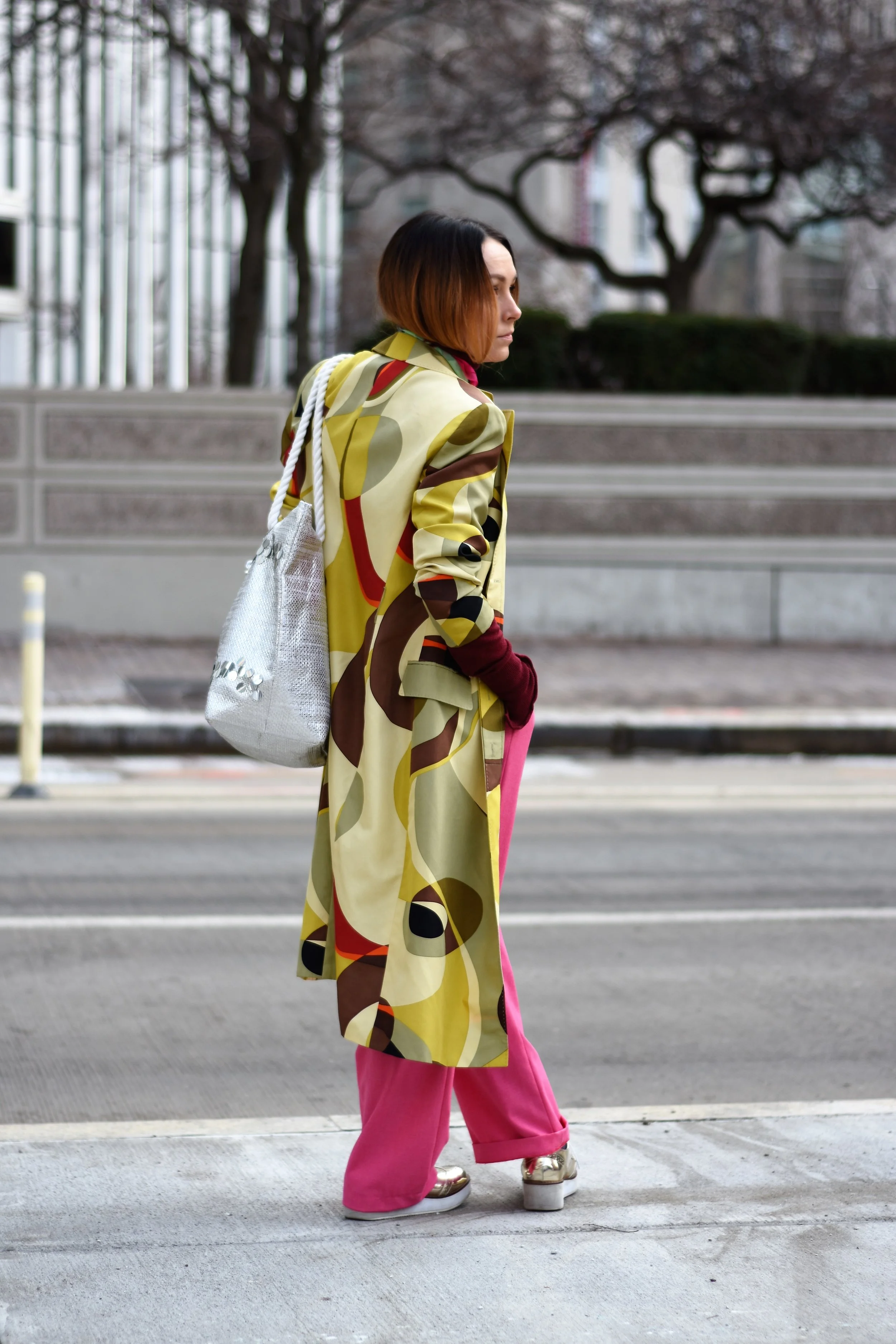 how to style a printed trench coat