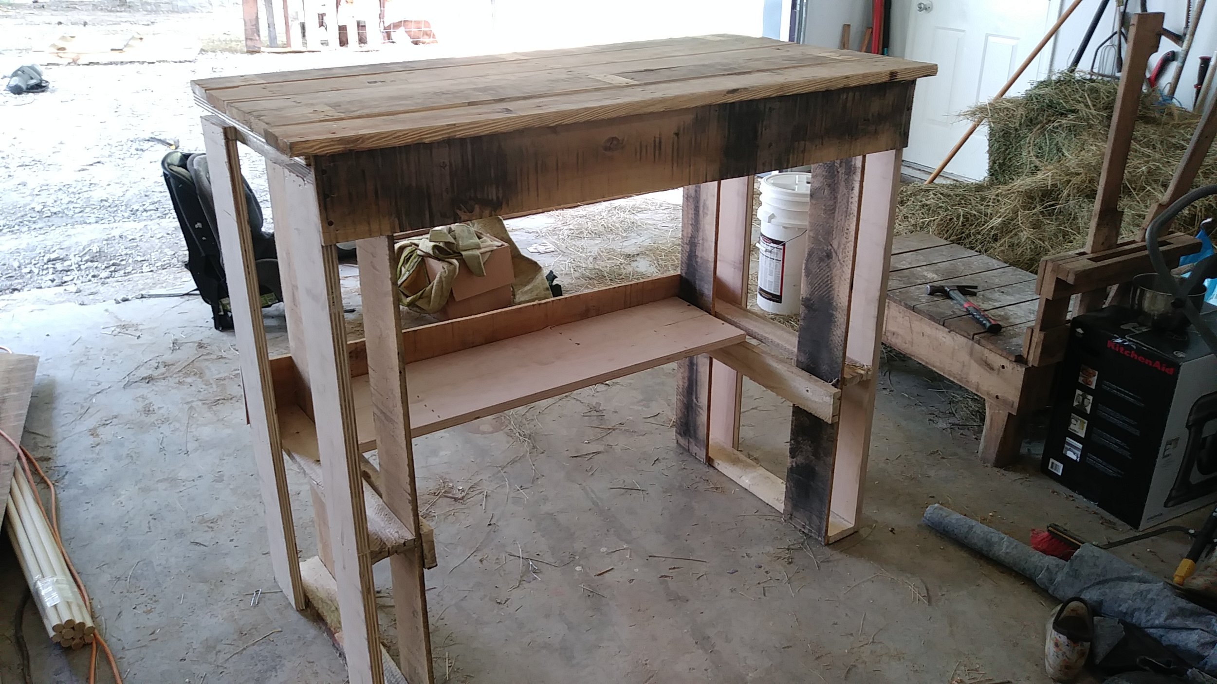 Pallet Bar Work Bench.jpg