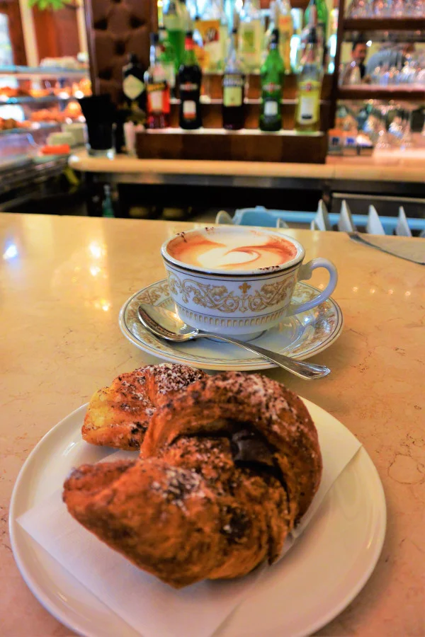 cappuccino e cornetto