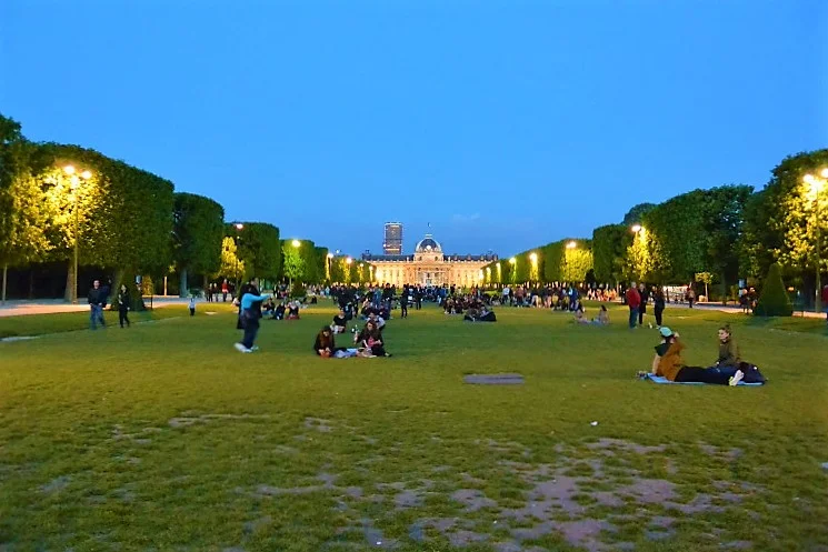 Waiting for the Eiffel Tower to sparkle by Champ de Mars