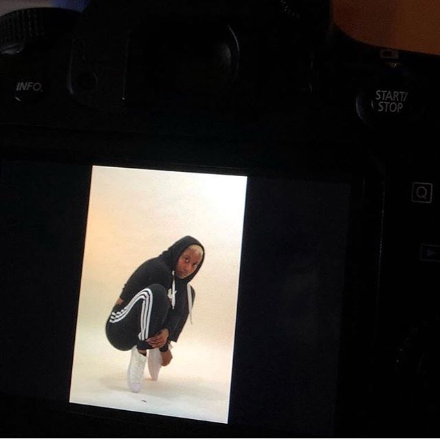 Behind the scenes during a photo shoot for @blacklistedcph •
•
•
📸: @maxshawphotos
#solomagic #getonpace #artivism #blackexcellence #blackgirlmagic ##blackdancers #blackart