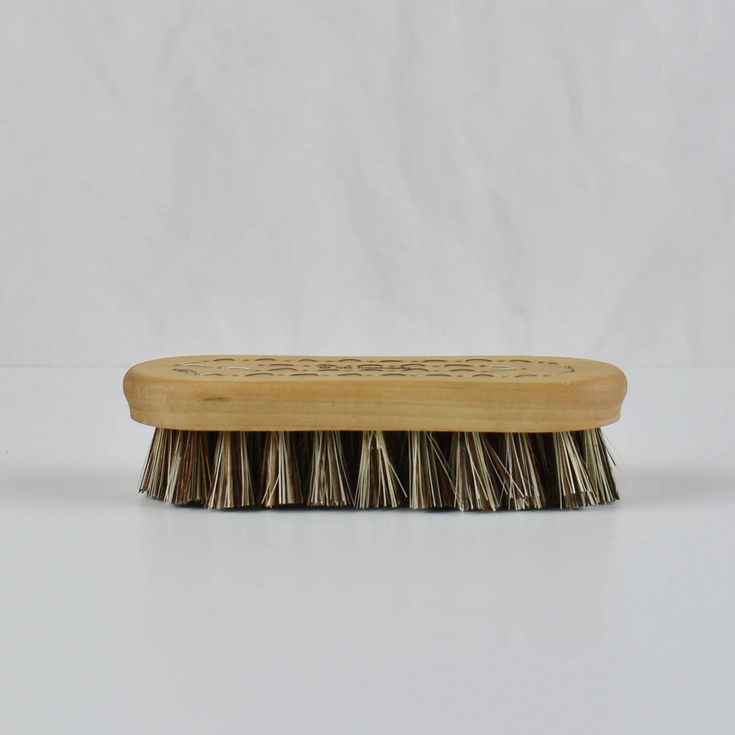 IRIS-HANTVERK-vegetable-brush-swedish-house-at-home.jpg