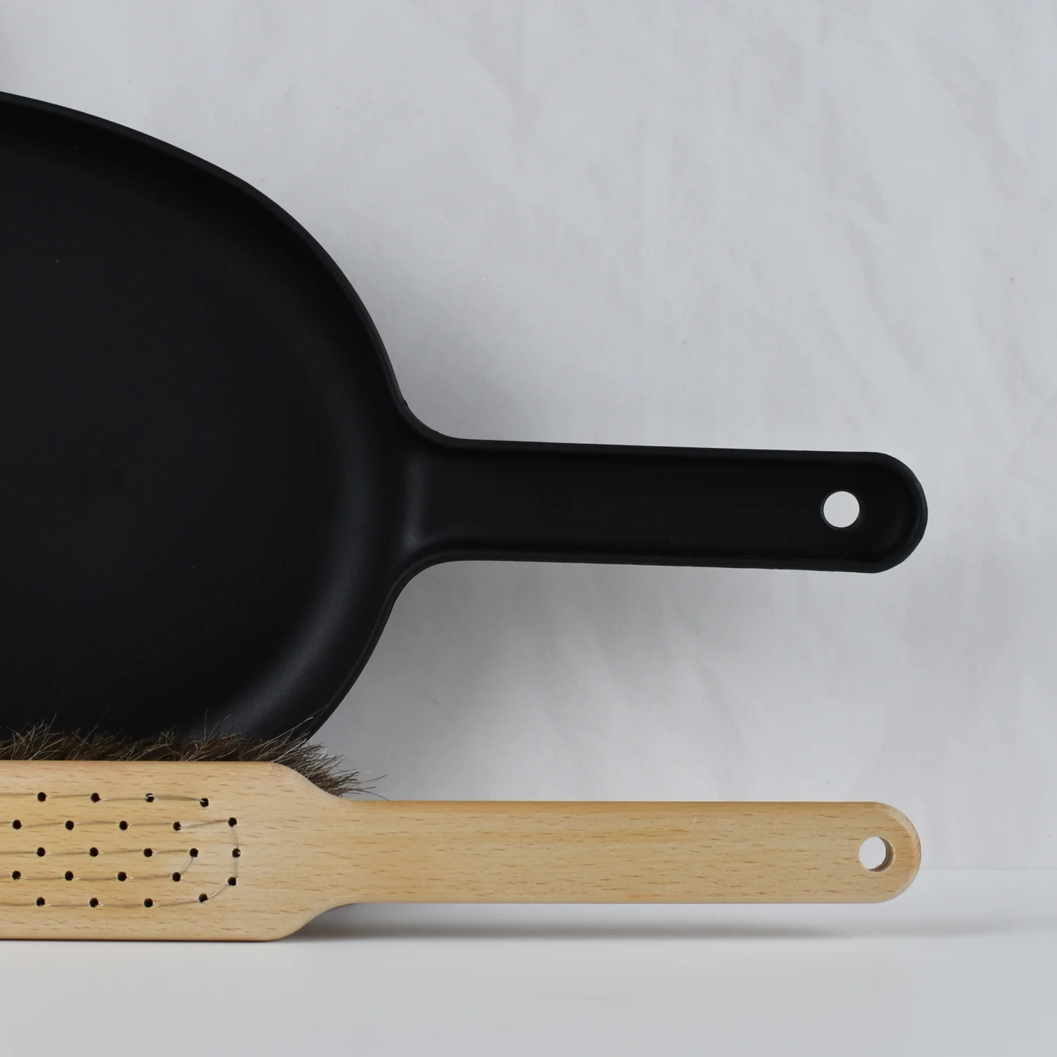IRIS-HANTVERK-dustpan-brush-3-swedish-house-at-home.jpg