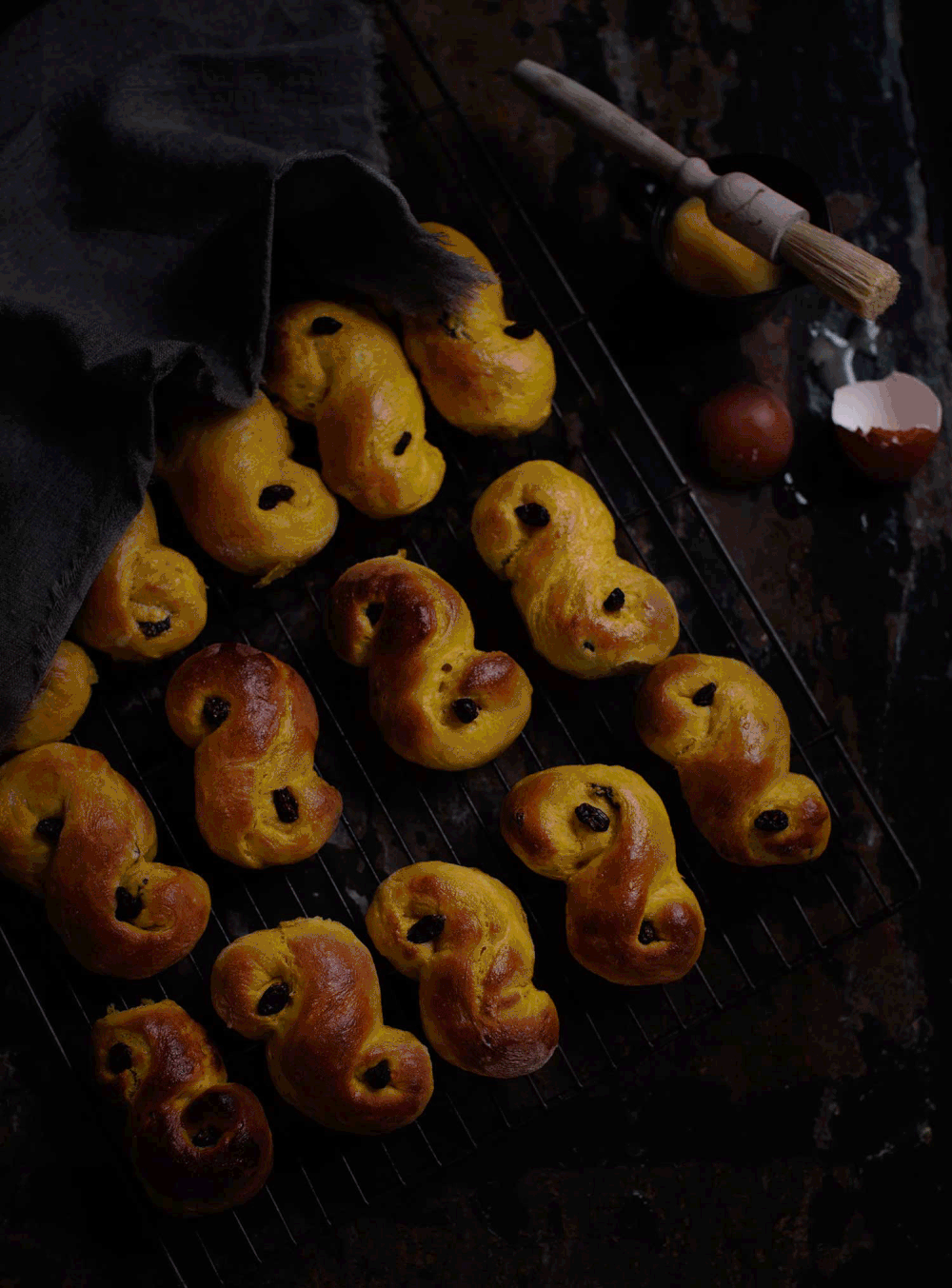 Fill your home with the amazing aroma of saffron with these sweet saffron Christmas buns