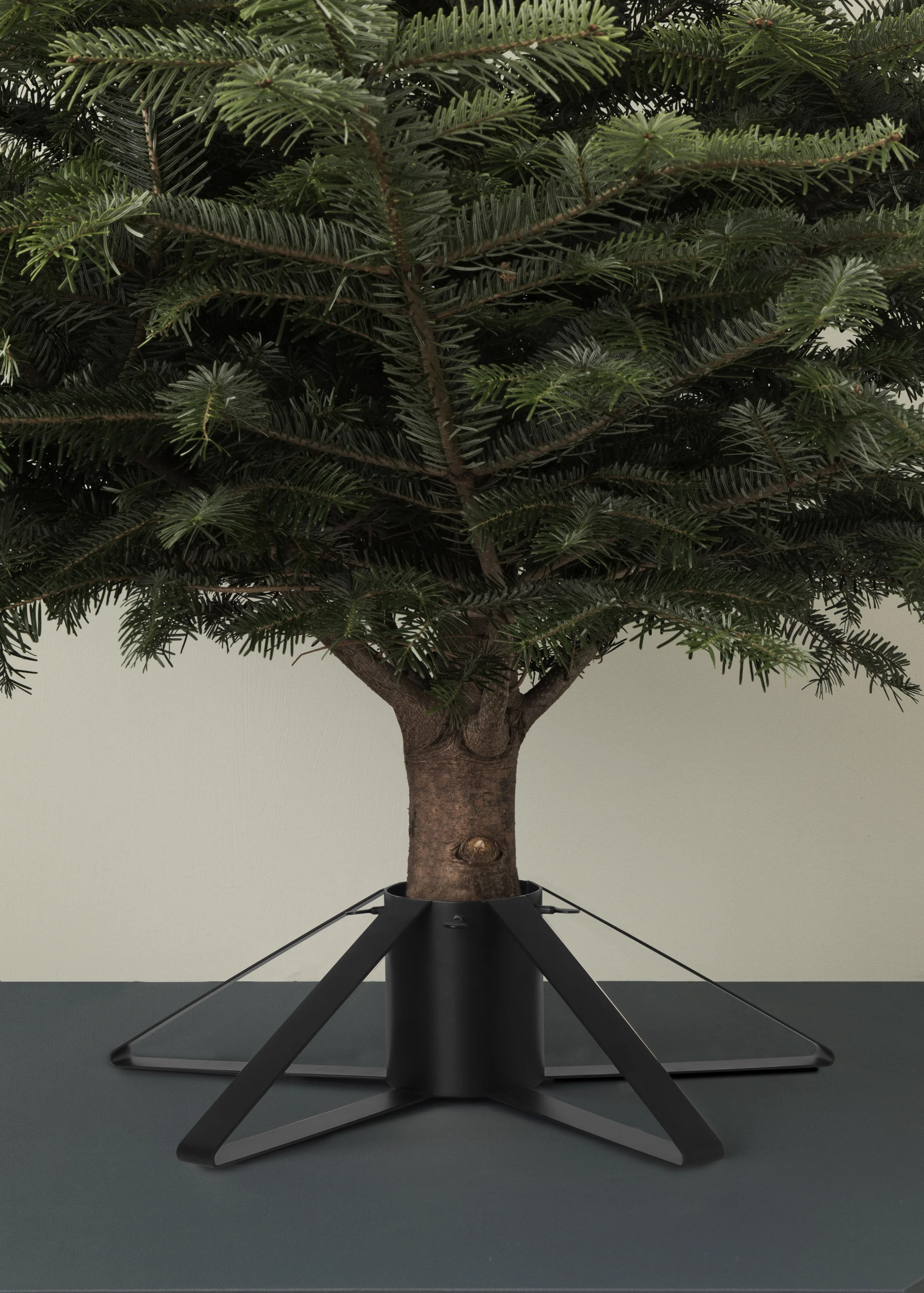 ChristmasTreeFoot_black.jpg
