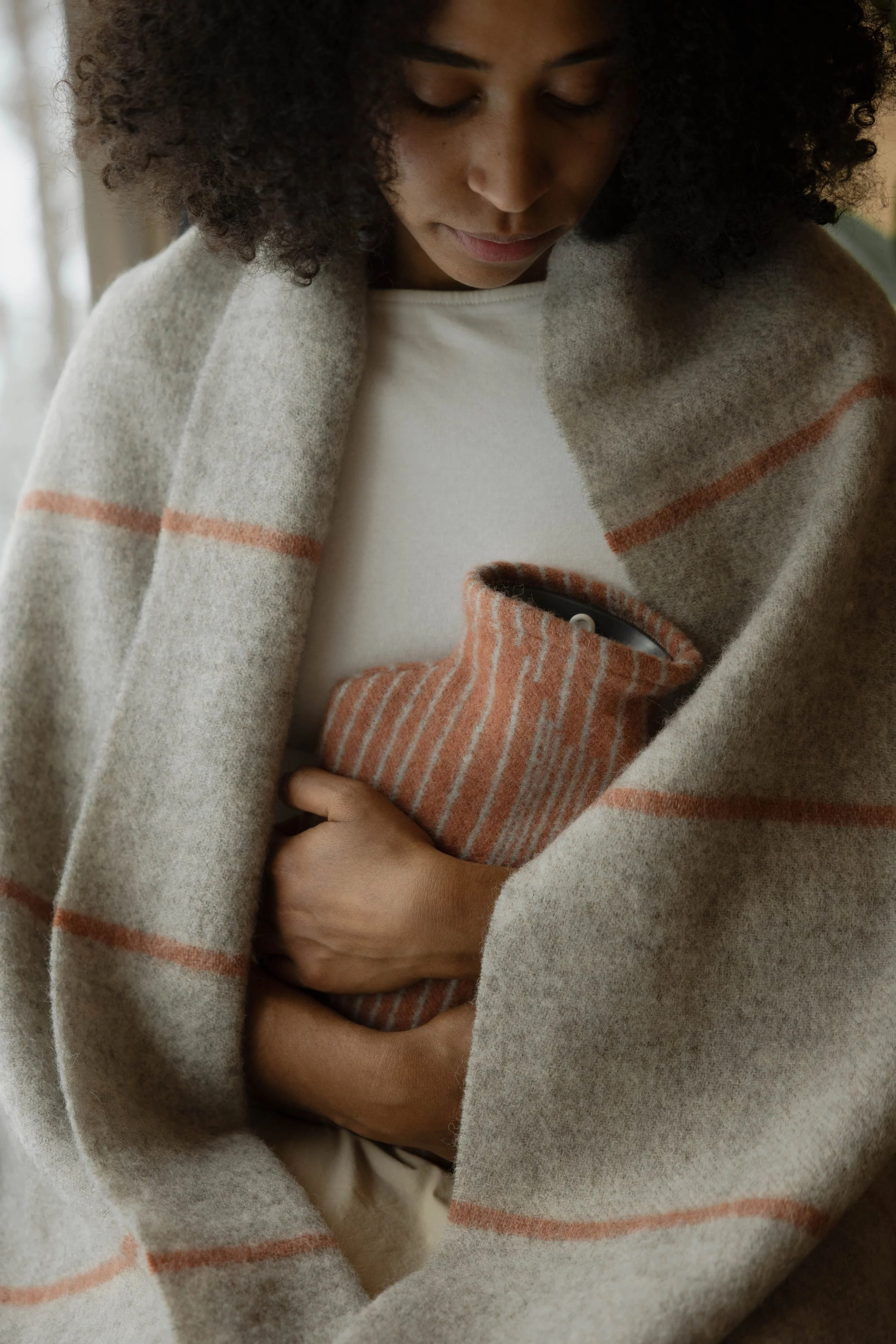 LapuanKankurit-Halla-blanket-beige-cinnamon-and-Aurora-hot-water-bottle-cinnamon-natural-dyed-woad-2.jpg