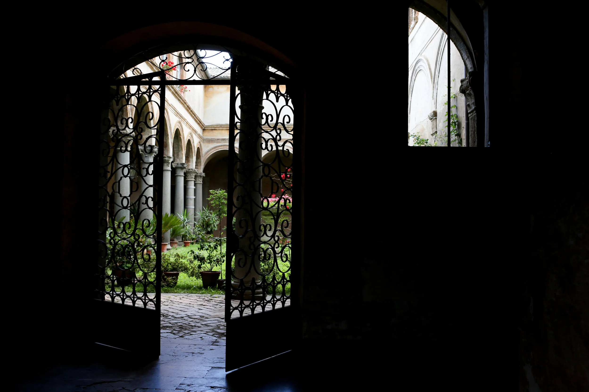The alternative entrance into the Palazzo courtyard from the back door (photo by Gianna Scavo)