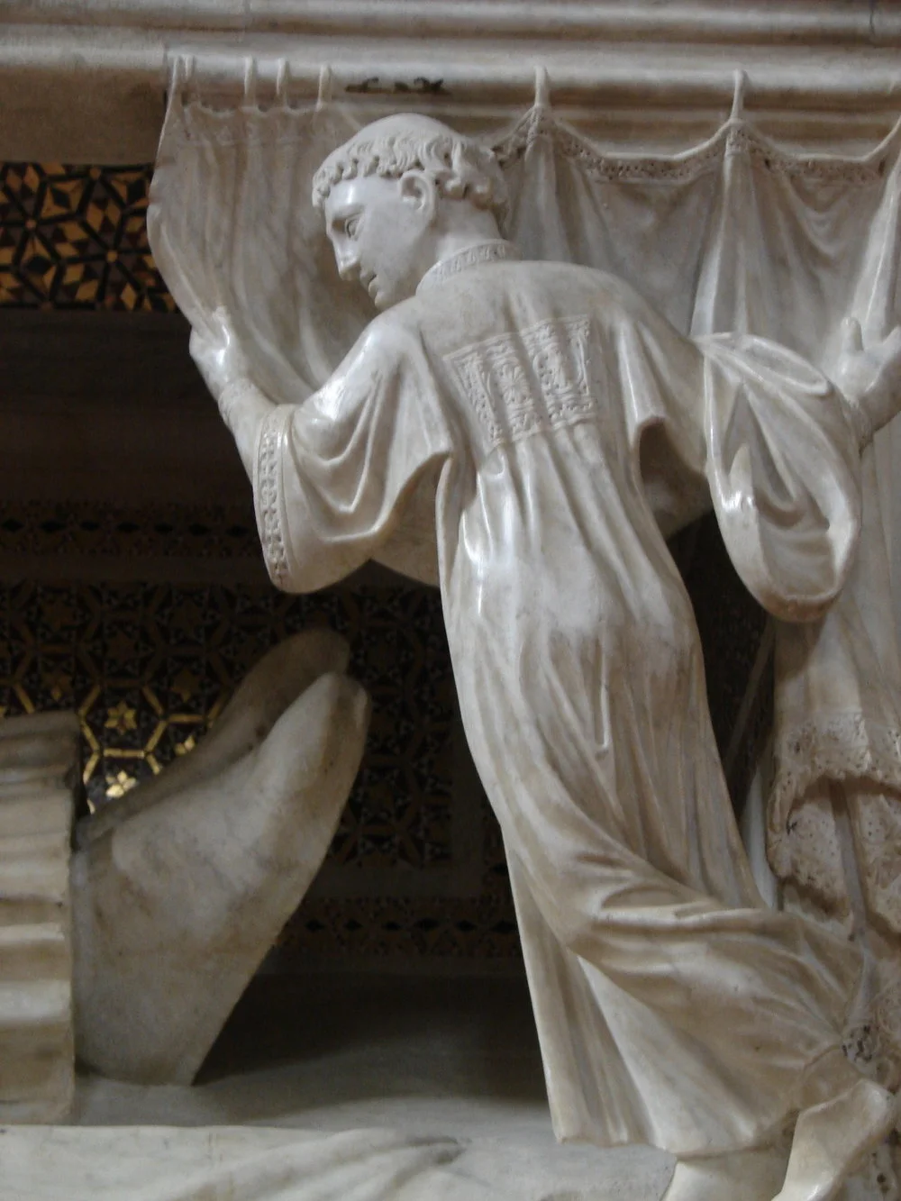 10+Cardinal+tomb+San+Domenico.jpg