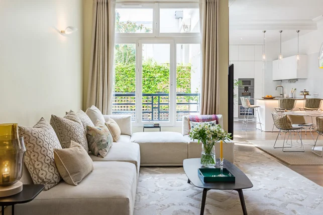 salon-salle-a-manger-cuisine-appartement-a-paris-a-louer-renovation-architecte-interieur-643x429.jpg