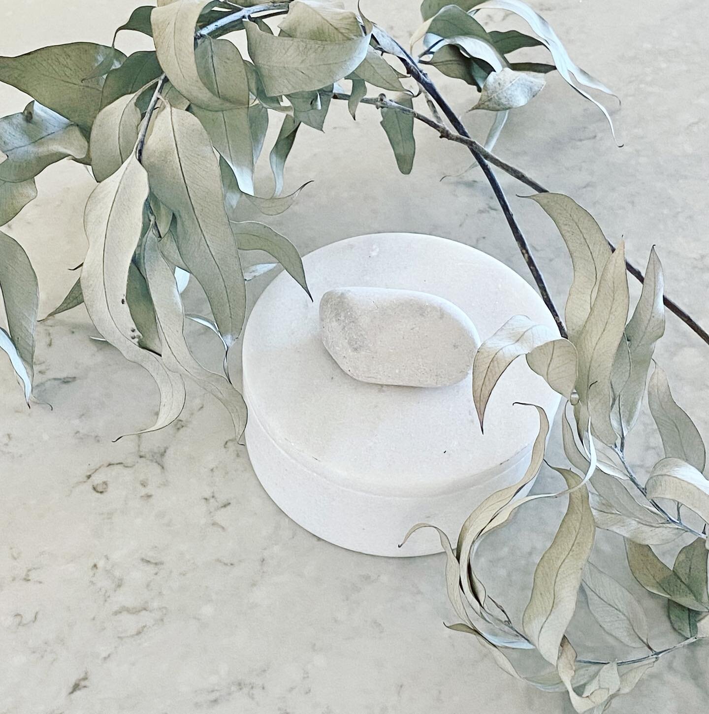Tonal beauty 

#props #greypalette #calm #colourpalette #propstyling #marble #eucalyptusleaves